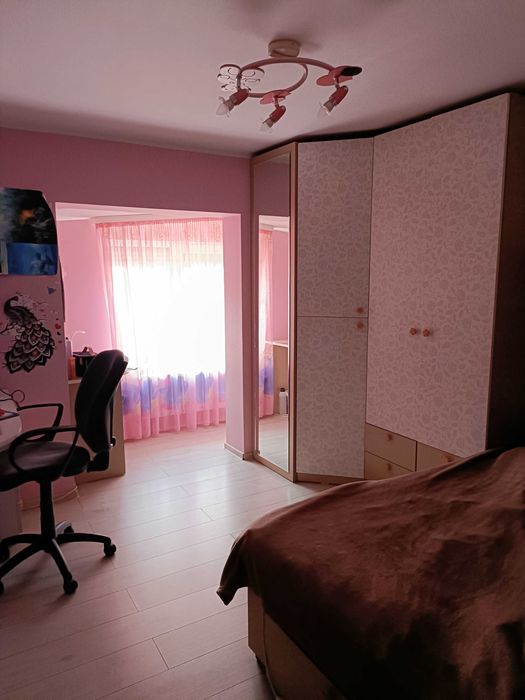 Vând apartament parter cu extindere.