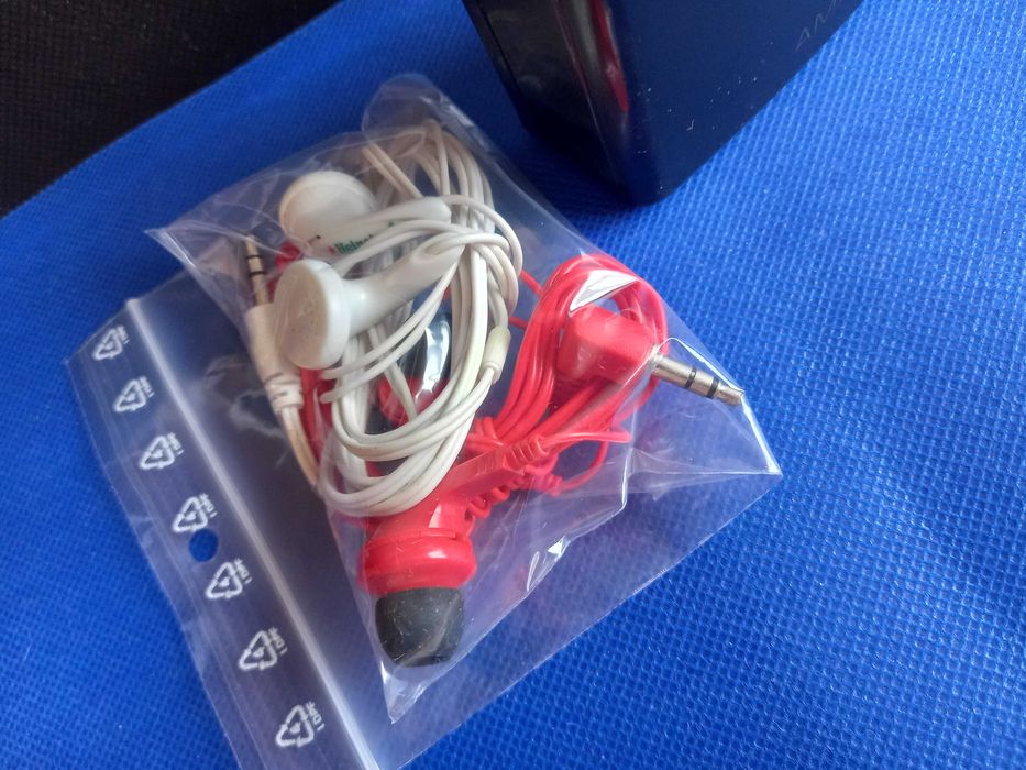 Walkman FIRST 337, made in Japan + 2 perechi căști (50-45 lei)