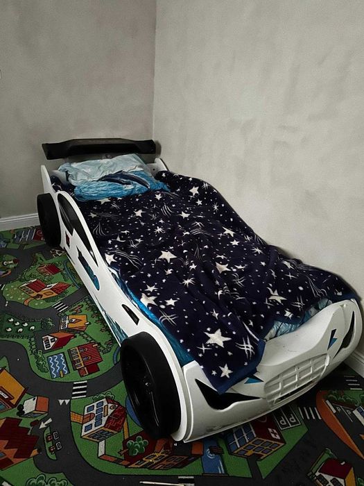 Pat pentru copii în formă de mașină – 200x90 cm
