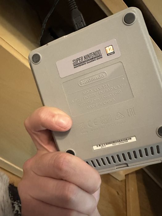 Consola super nintendo classic mini in cutie. Vine cu ambele joystickuri