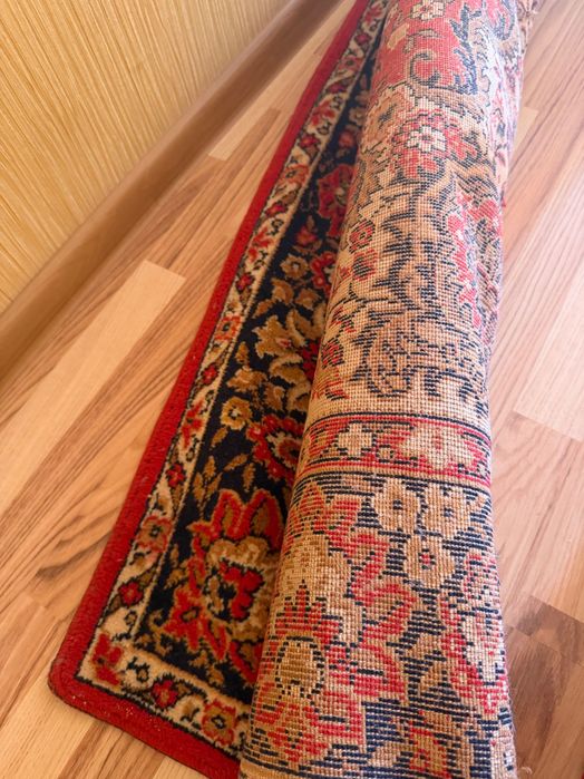 Продаю ковер 2*3 красный, дорожки все