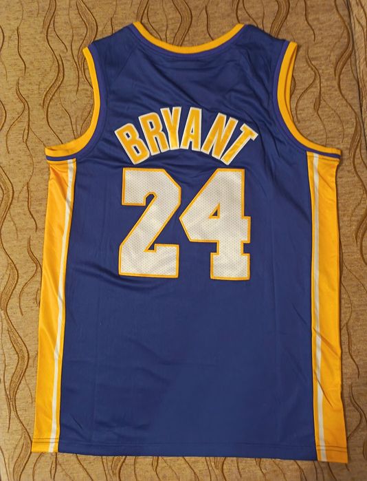 Maiou de baschet cu Kobe Bryant (disponibil)