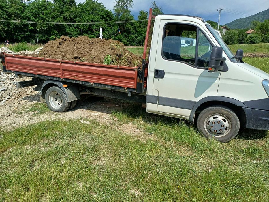 Ofer spre închiriere excavator de 3.3 tone si camioneta de 3.5 tone