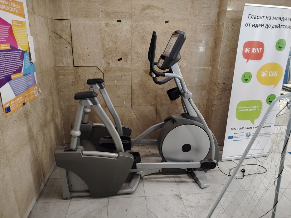 Професионален крос тренажор Matrix