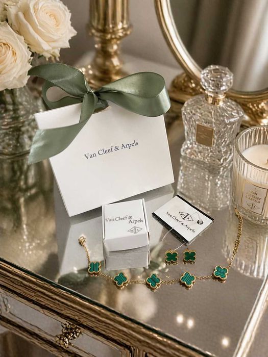 златист сет детелина гривна с обеци комплект бижута ван клиф van cleef с кутия и калъф от велур зелена гривна и зелени обеци неръждаема стомана