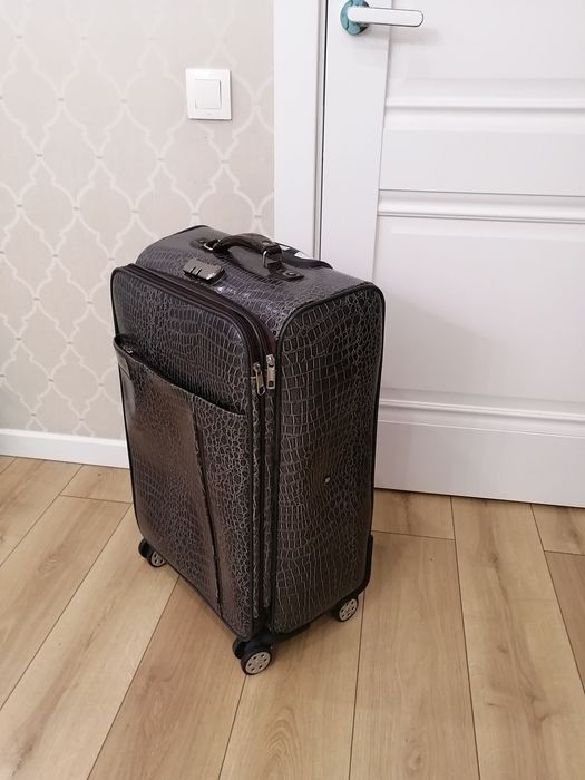 Продам средний чемодан.