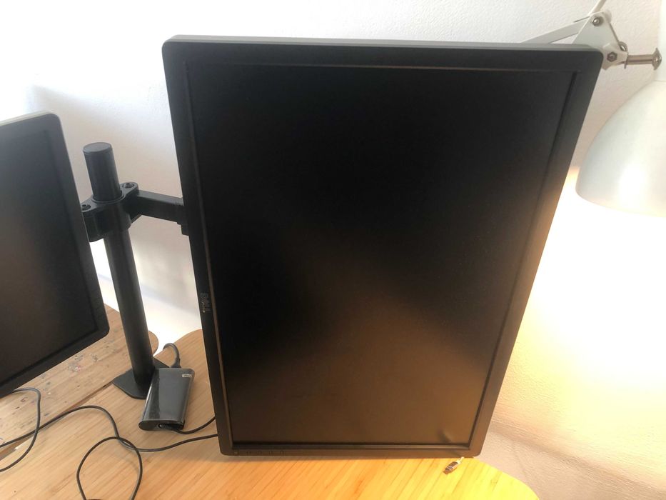 Dell P2414Hb - 2 монитора закачени на една регулируема стойка