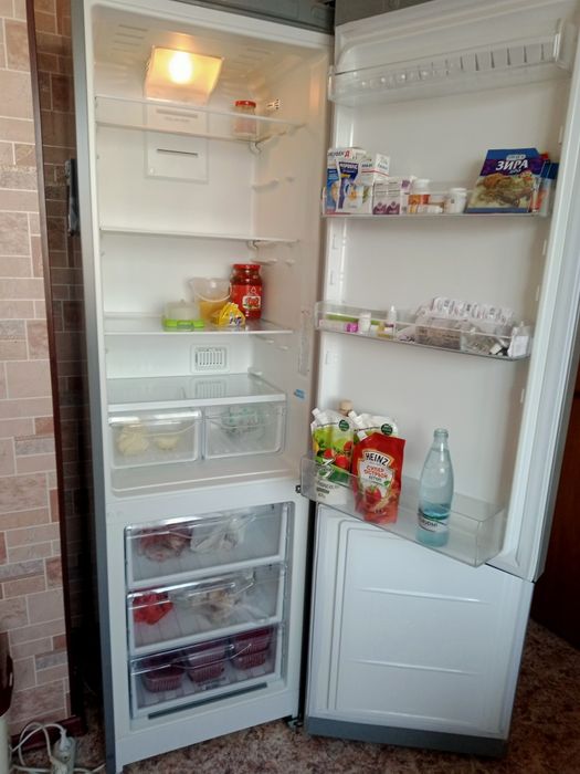 Продам холодильник Indesit.