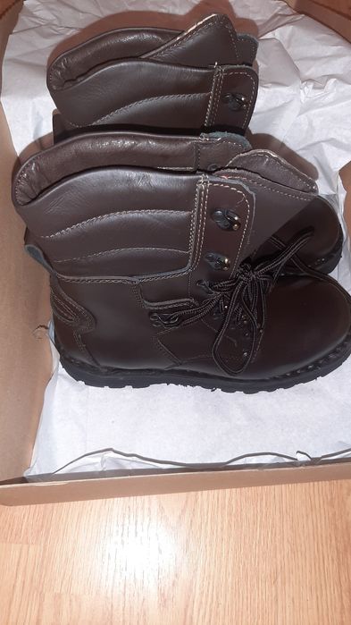 Bocanci militari din piele.