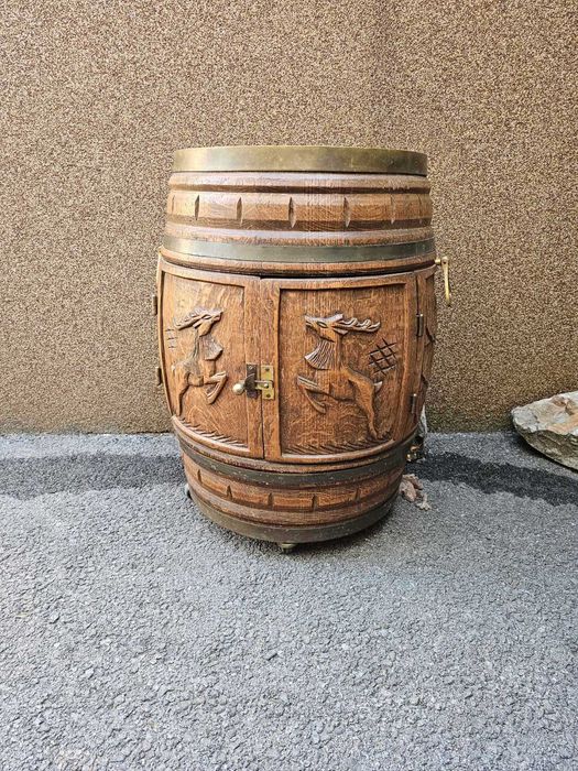 Шкаф в стил Чипъндейл