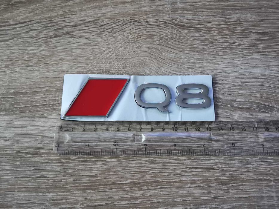 сребриста емблема Audi Q8 нов стил