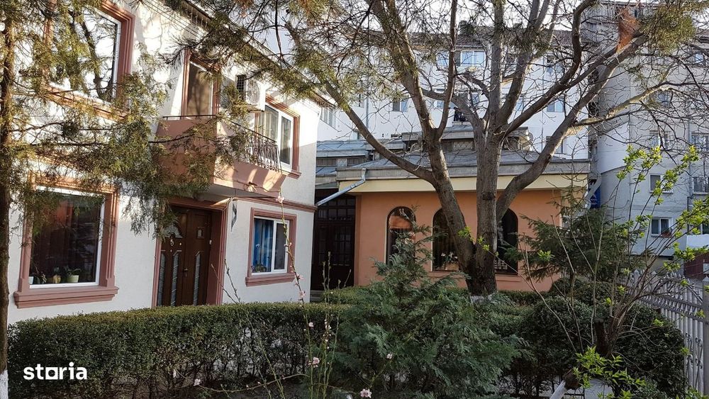 Vand 2 case în aceeași curte