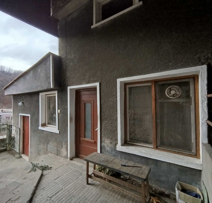 двуетажна къща с гараж