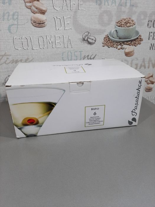 Стеклянные бокалы для мартини.