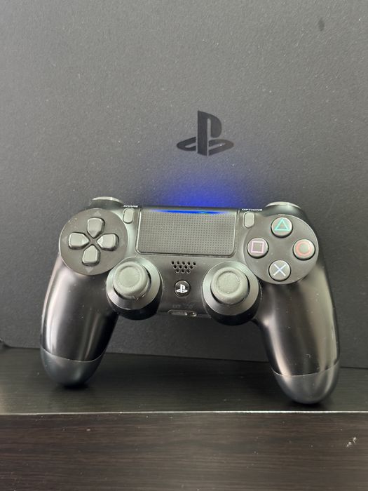 Playstation 4 Slim 500GB с контролер и 8 игри