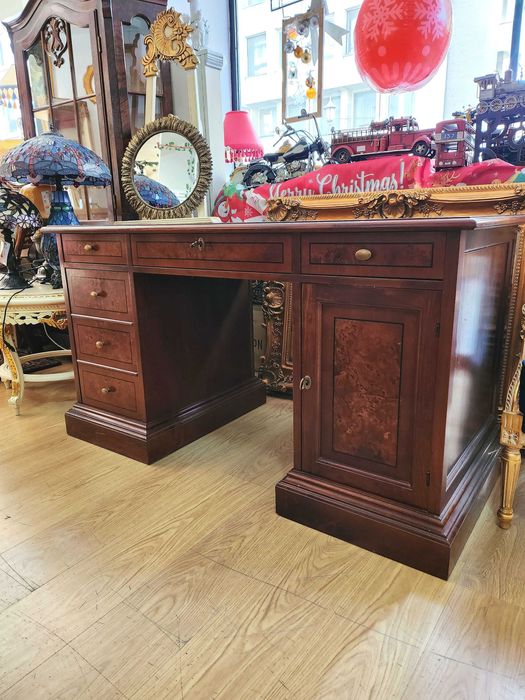 Голямо бюро в неокласически стил