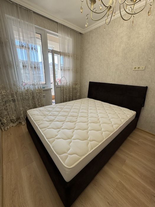 Двуспальная кровать с матрацом