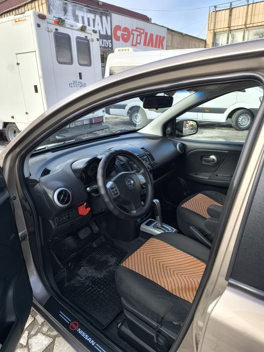 Nissan Note 2010 автомат