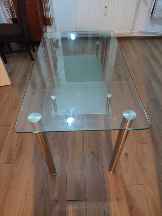 Стъклена трапезна маса