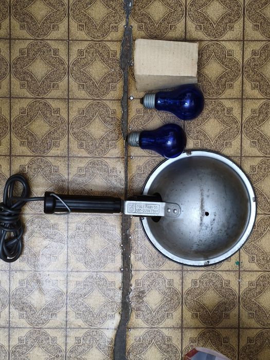 Синяя лампа в комплекте.