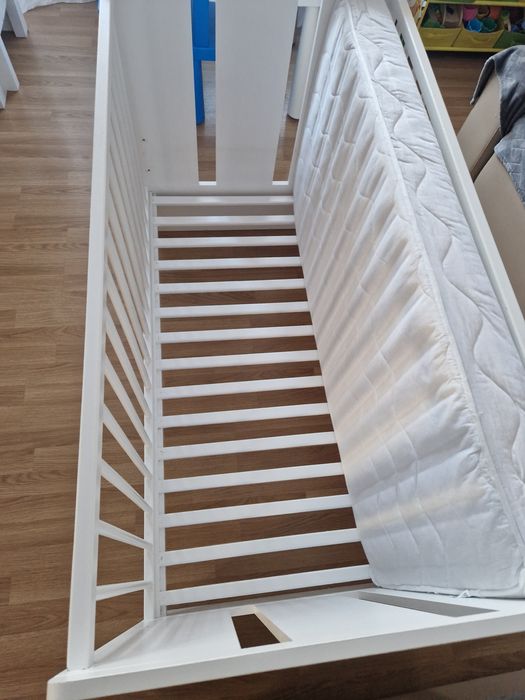 Pat 120x60 cu saltea inclusa.
Produsul este realizat din lemn si