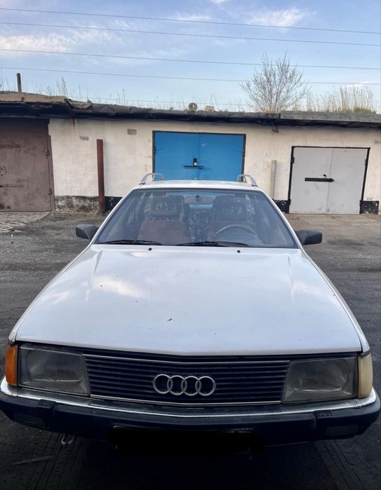 Легковая машина Ауди 100