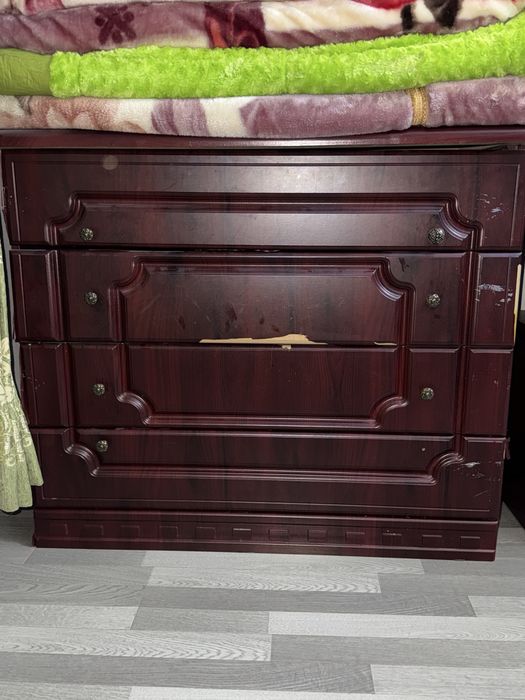 Продается комод и две тумбочки комплект!