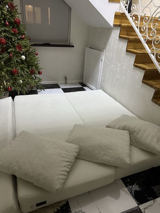 Бескрасный диван