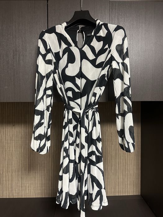 Платье легкое, стильное с пояском.