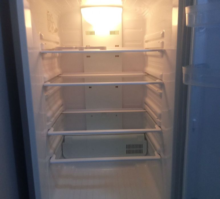 Холодильник новый отличьный