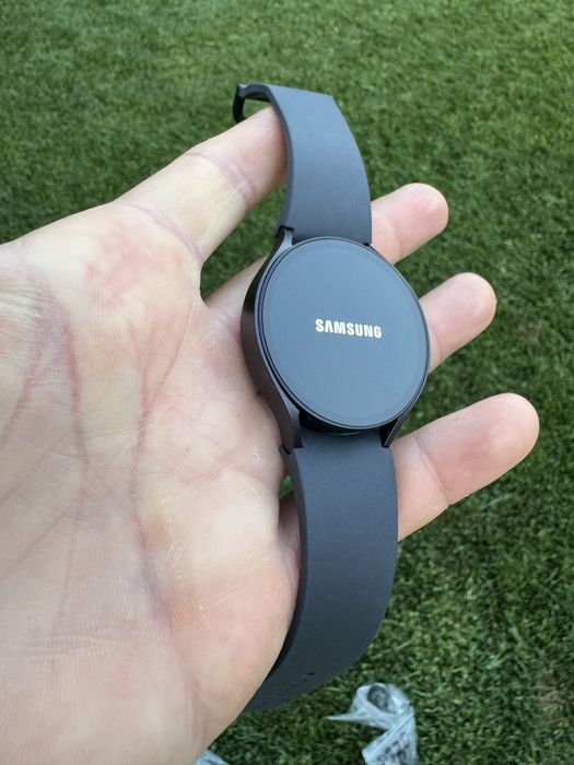 Samsung Galaxy Watch6 44mm Bluetooth (SM-R940) Original impecabil ca NOU folosit cateva saptamani - include cablul de incarcare