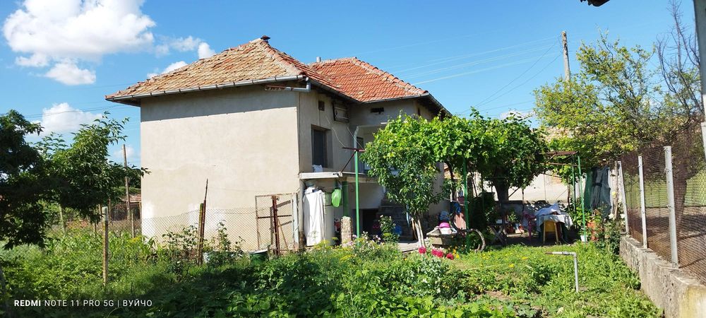 Продава се къща в с.Садовец-Плевенско .86 квадрата къща.На два етажа. Двор-560 кв.м.