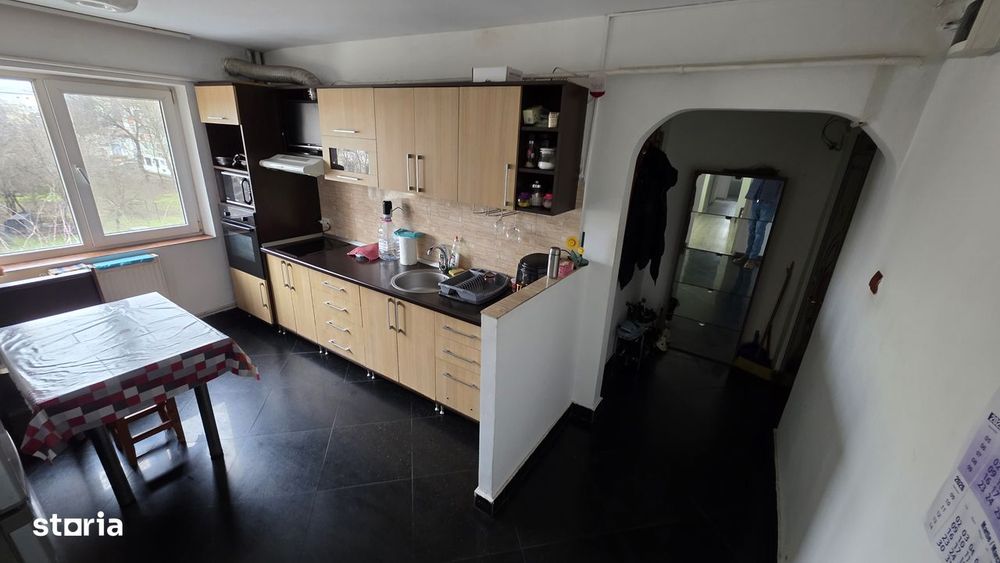 Vand ap cu 3 camere zona Posta 4 ( str. Borcea )