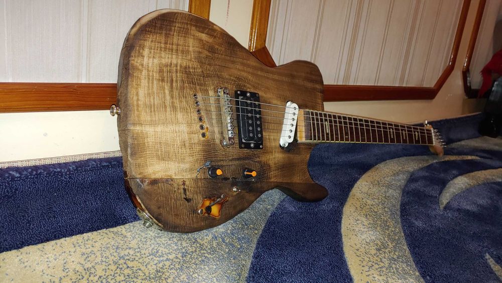 Шикарная электро гитара! Звучание класс + низко струны лежат, удобная!