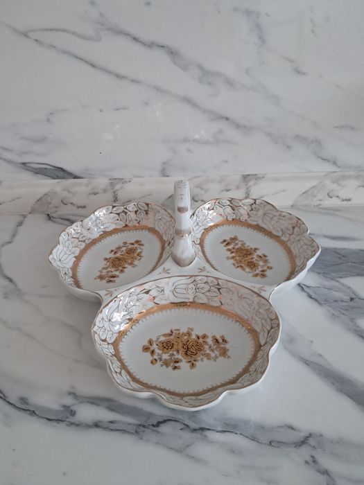 Продам менажницу на 3 секции