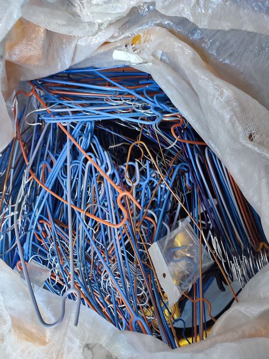 Продам плечики б/ у в отличном состоянии .