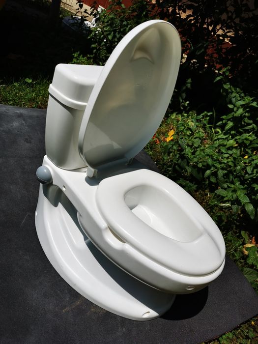 Olita educationala cu aspect de WC, suport hârtie