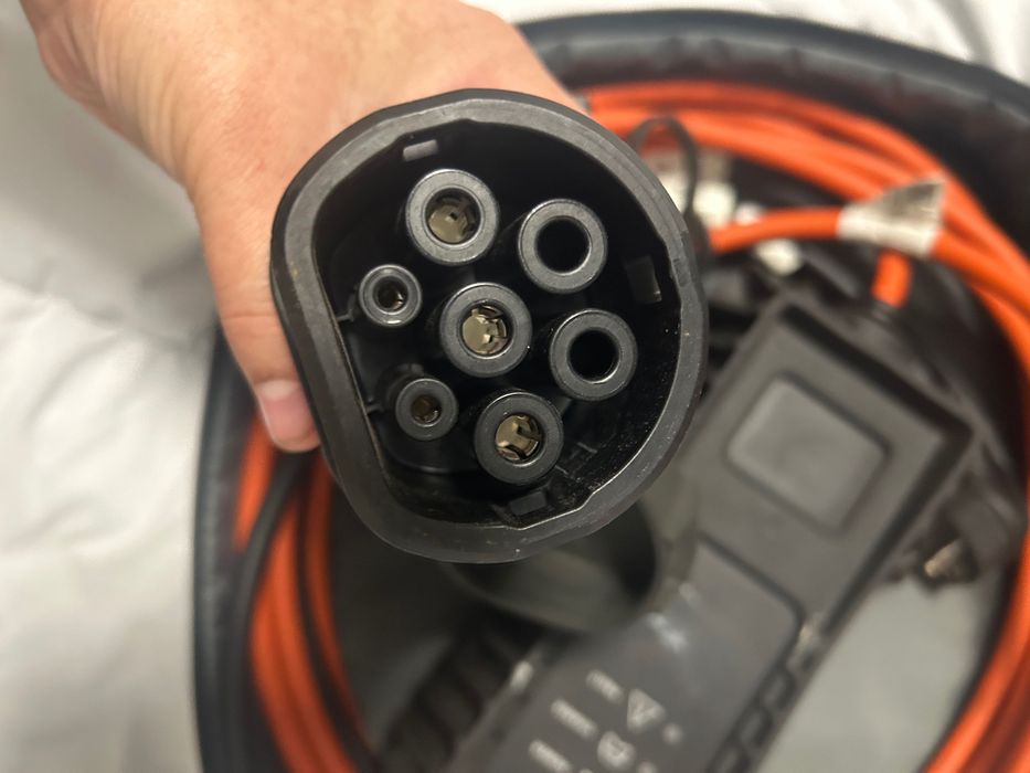 Încărcător pentru mașina electrică sau hibrid