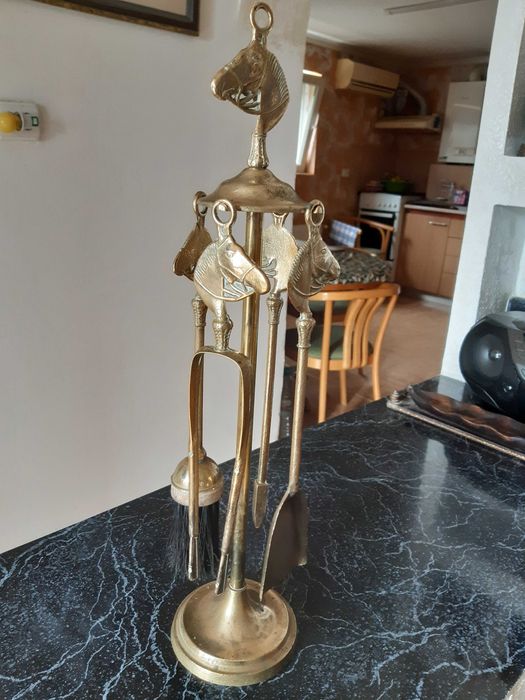 Ustensile semineu din bronz, cu 4 piese cu cap de cal,  inaltime 51 cm
