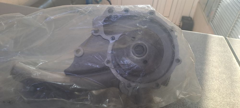 Водяной насос помпа на Mercedes W201 W123 M102