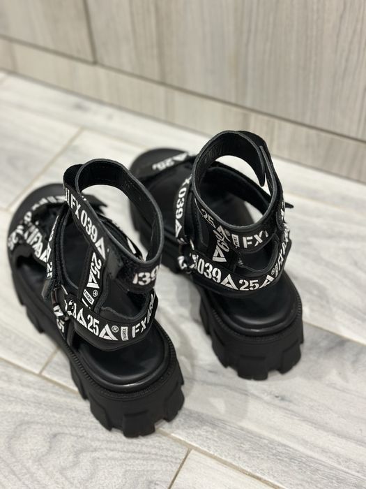 Модерни черни сандали на платформа, номер 39 + подарък