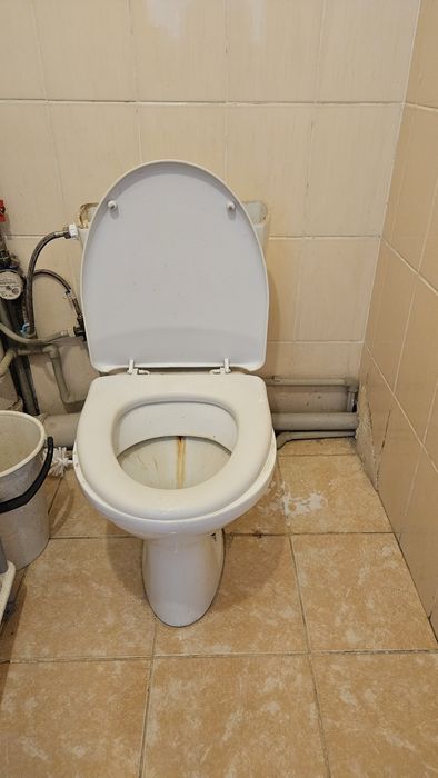 Унитаз б/у с бочком