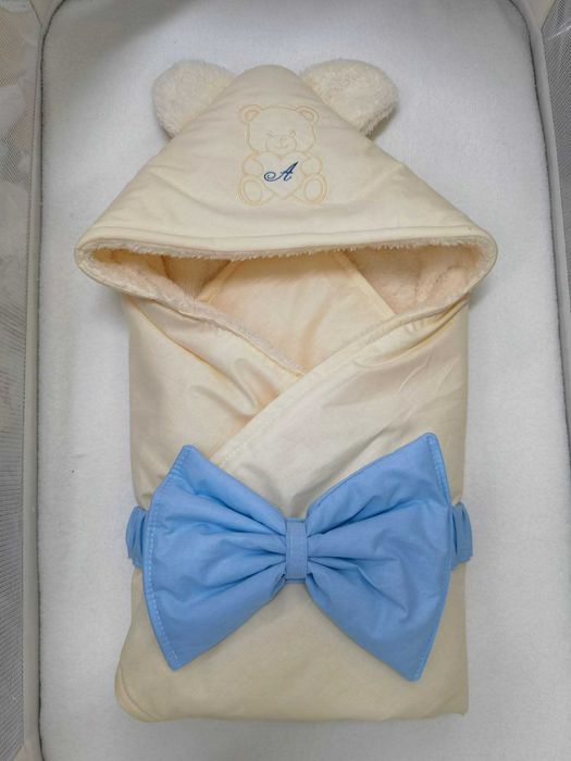 Порт бебе с бродерия на качулката и Буква