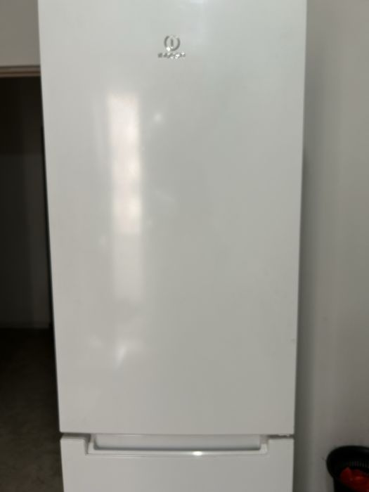 Продаётся неисправный холодильник Indesit