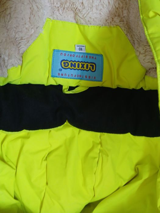 Продам куртку детскую.