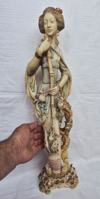Statuetă japoneză Gheișă vintage, 53cm sculptată din steatit (rășină osoasă), anii 1950.