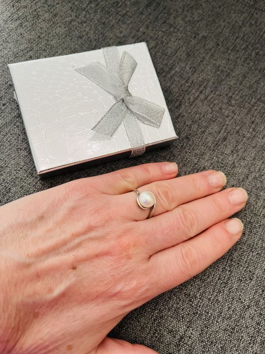 Продавам нежен сребърен пръстен с перла