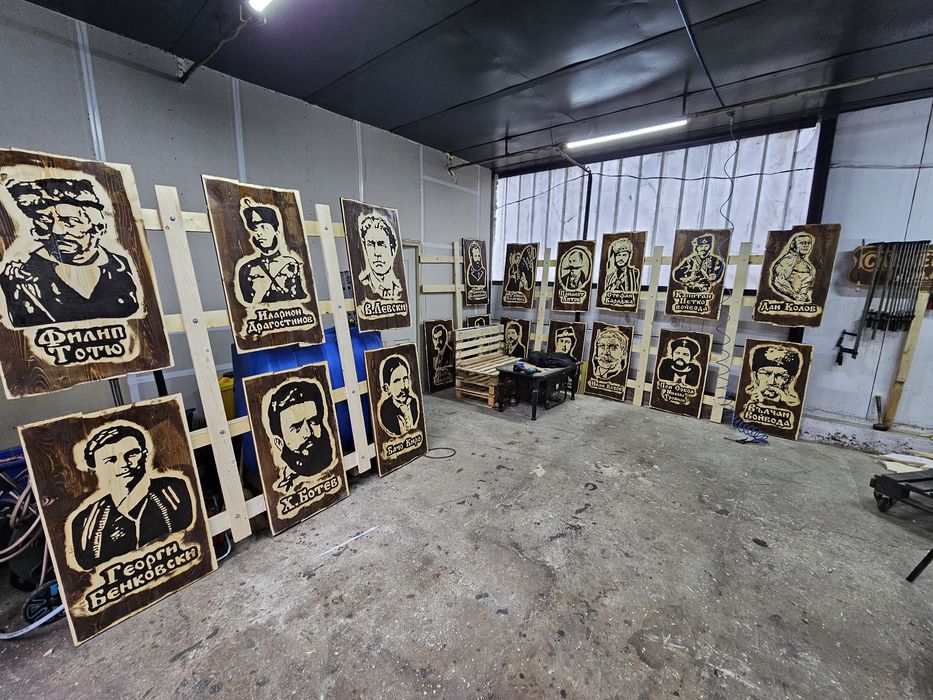 Патриотични дървени табели.