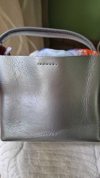Сребристa мини чантичка Arket