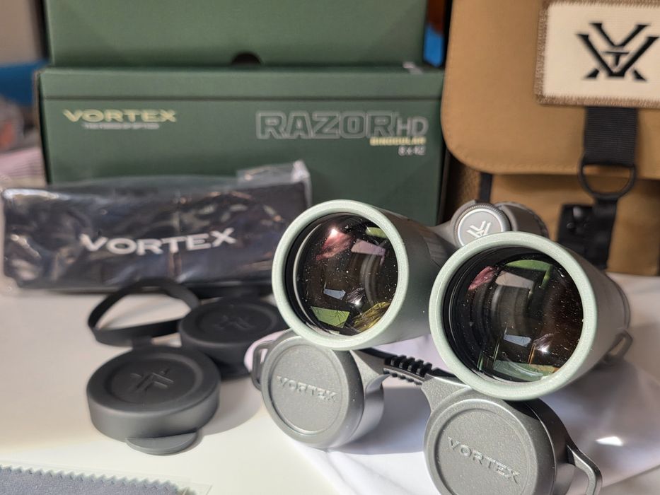 Binoclu Vortex Razor HD 8x42